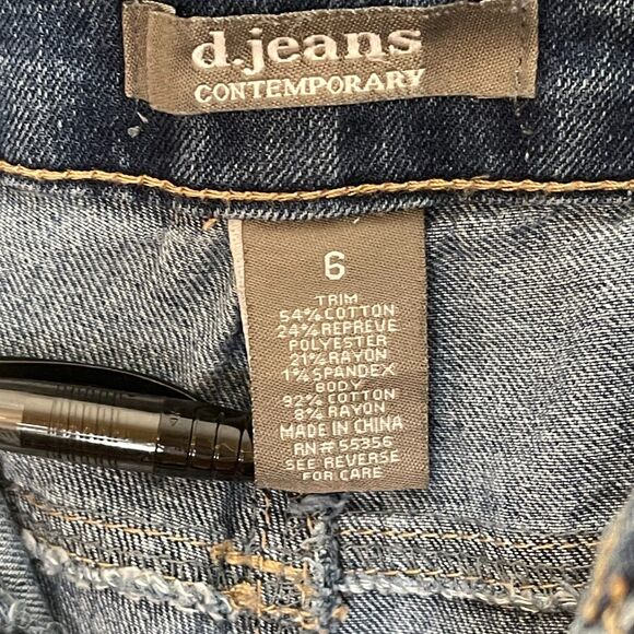 D. Jeans Contemporary | Distressed High-Rise Straight Leg Jeans | Size 6 - Picture 9 of 10